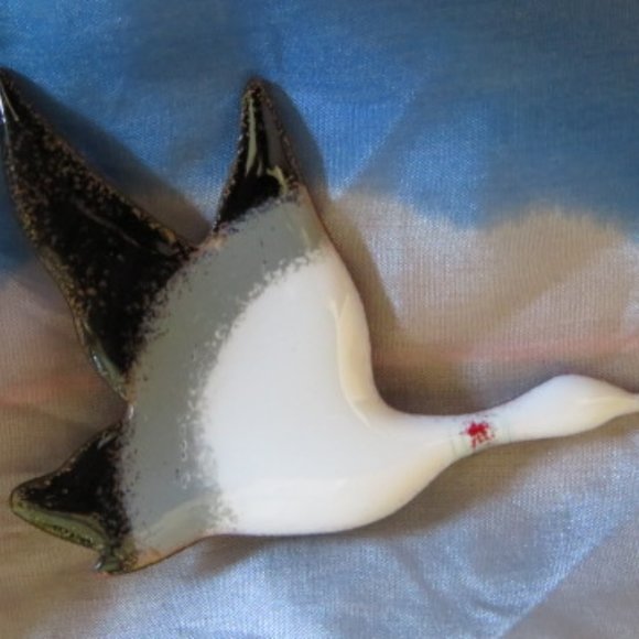 *Vintage* DUCK Goose in Flight Brooch Enamel 2.25" x 1.5" (K309) - Picture 2 of 4